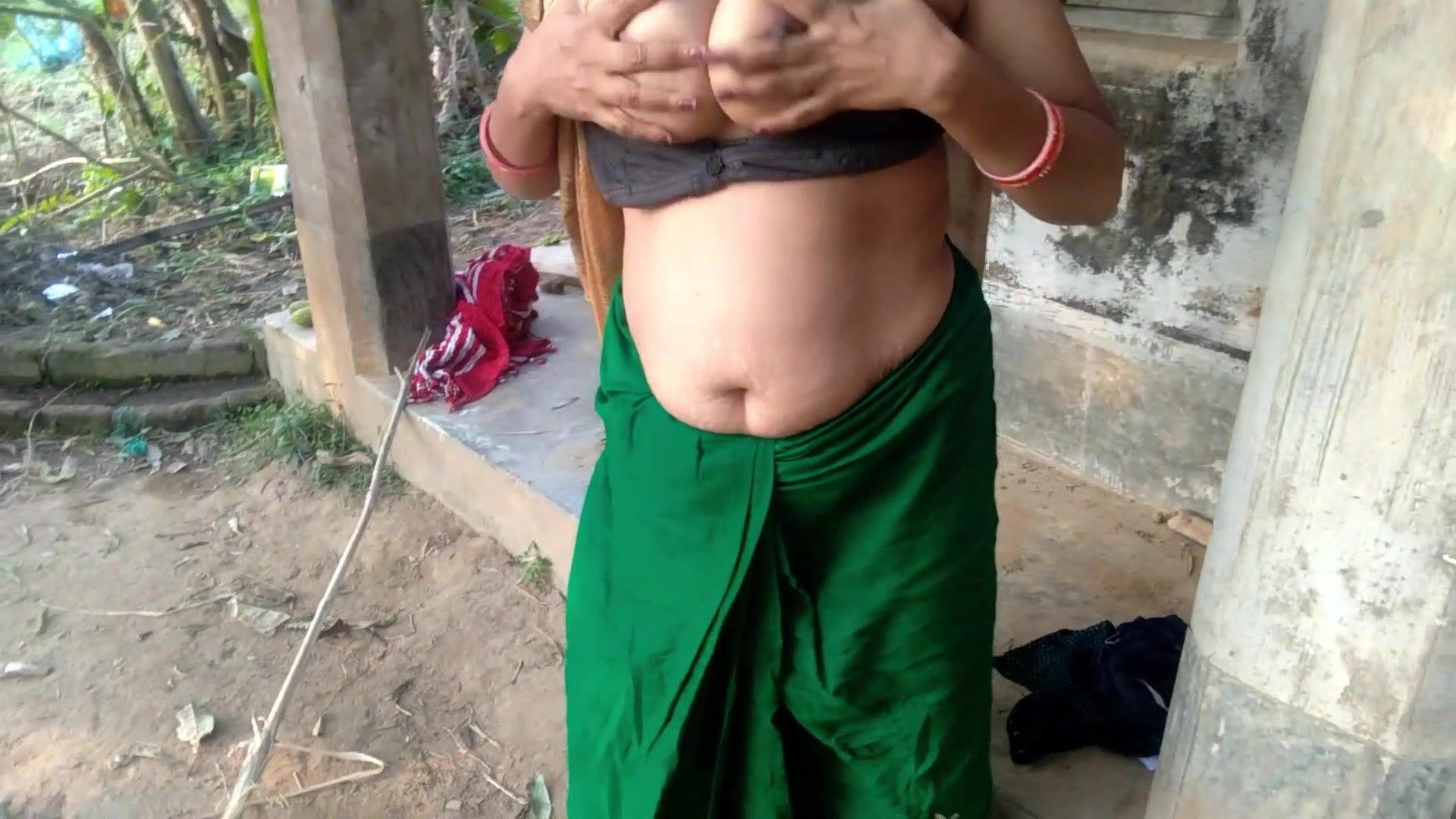 Desi Indian Milf Aunty Outdoor Big Juicy Boobs Flashing Compilation First Time On pH assistir online