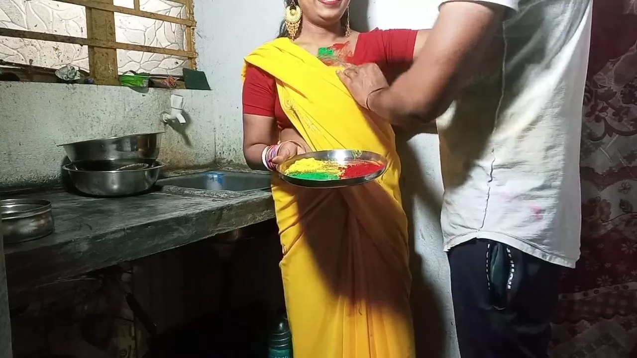 HOLI Par Sexy Bhabhi ko Color Lagakar Kitchen Stand Par Khood Choda watch  online