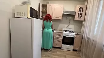 Мама хочет сына на кухне - порно видео на intim-top.ru