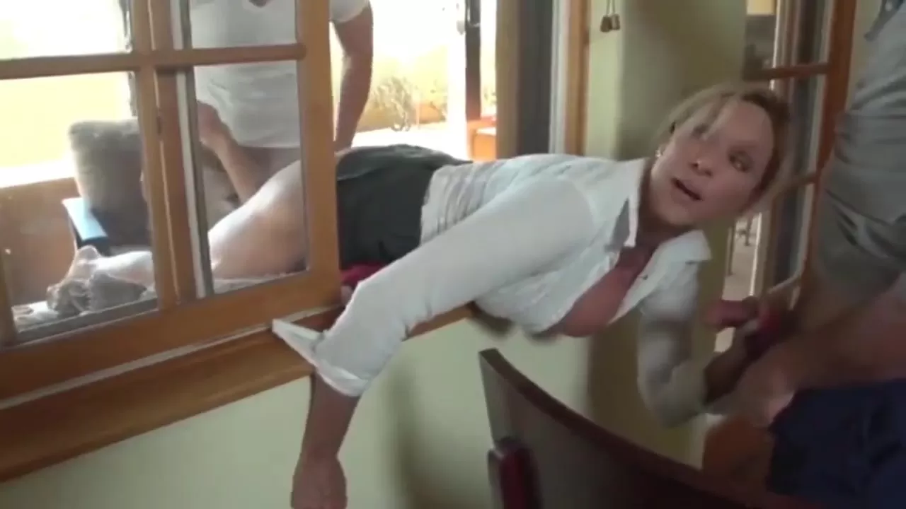 Sexy MOM Stuck in Window watch online picture