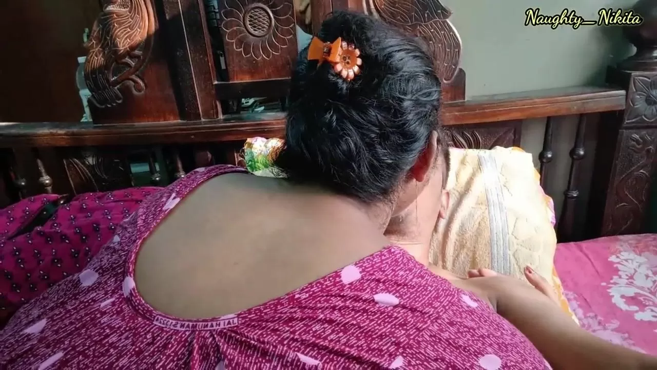 Majbuar Aurat Sex Vidio - Desi Bhabhi ne apne husband ko chodne ke liye majboor kiya watch online