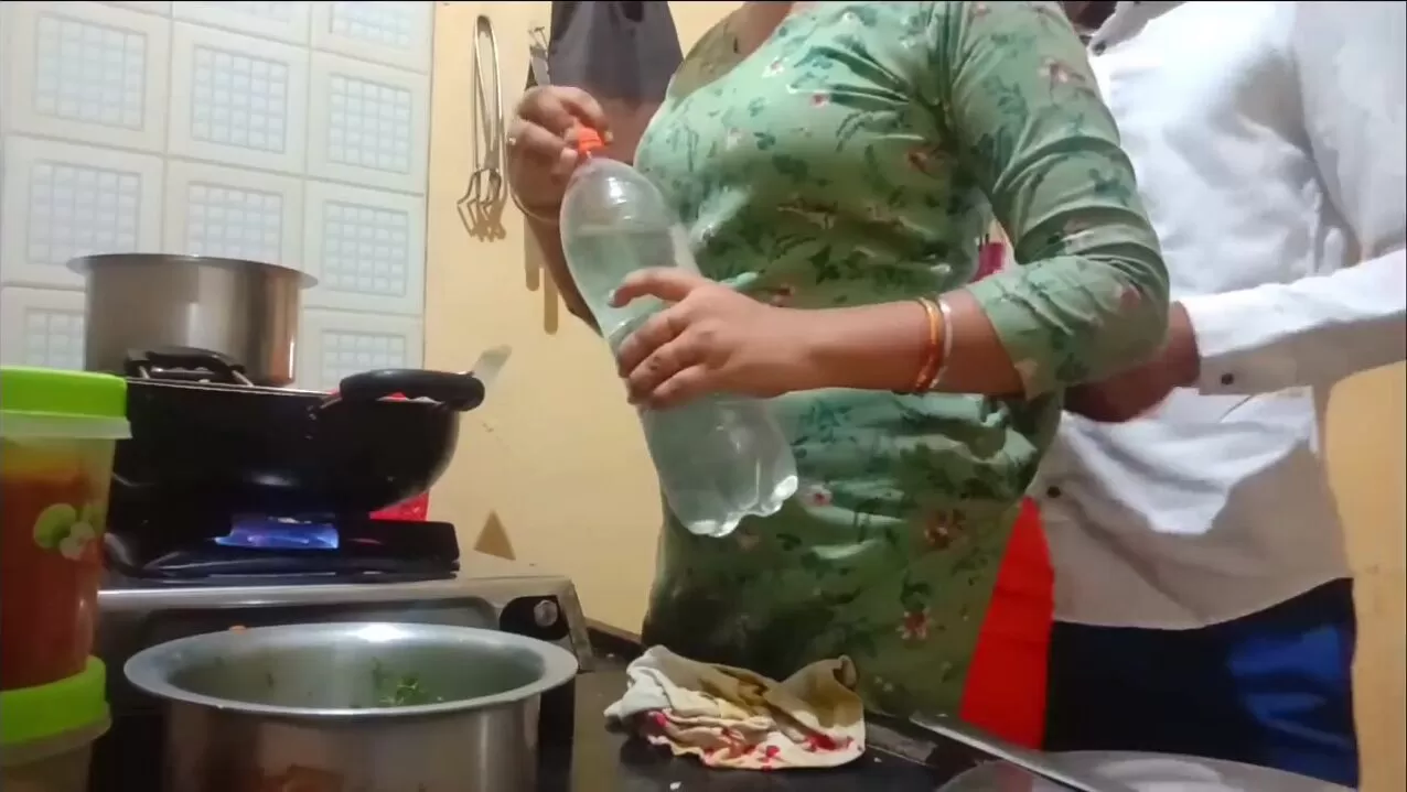 Indian Beauty Wildly Fucking In Counter Her Boyfriend - Indian hot wife got fucked while cooking in kitchen watch online