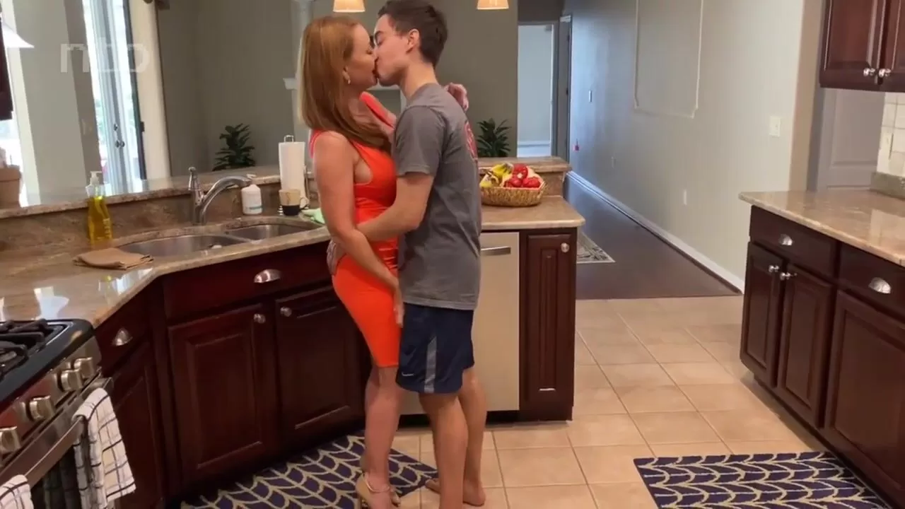 Порно игра - Секс на кухне с женой