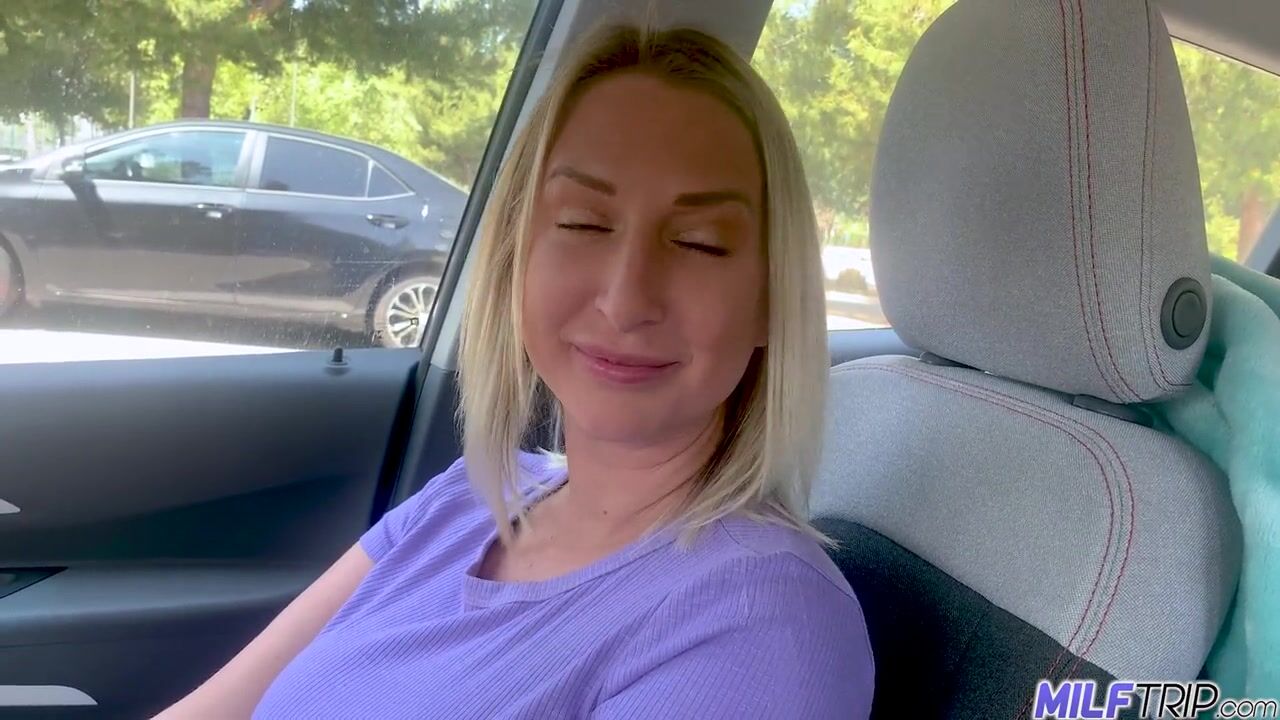 MilfTrip Mère blonde à gros nichons que jaimerais baiser A des préliminaires dans une voiture bizarre regarder en ligne