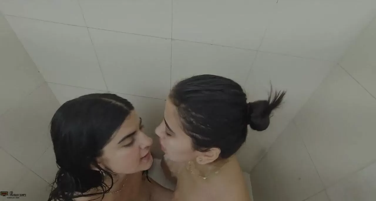 Симпатичные лесбиянки с большими газами занимаются языком в своих  восхитительных вагинах во время принятия душа - Порно на испанском языке  смотреть онлайн