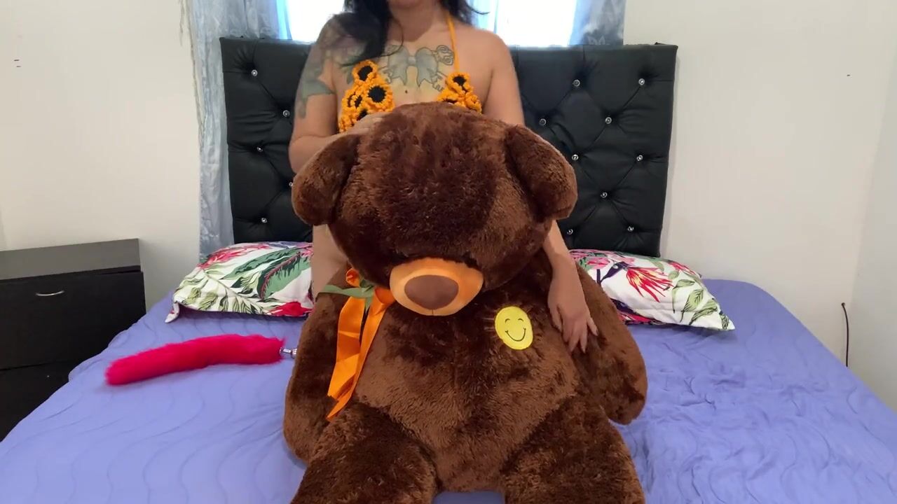 JhoanitaCat jugando con su peluche lo masturba y lo copula en el ojete ver  en línea