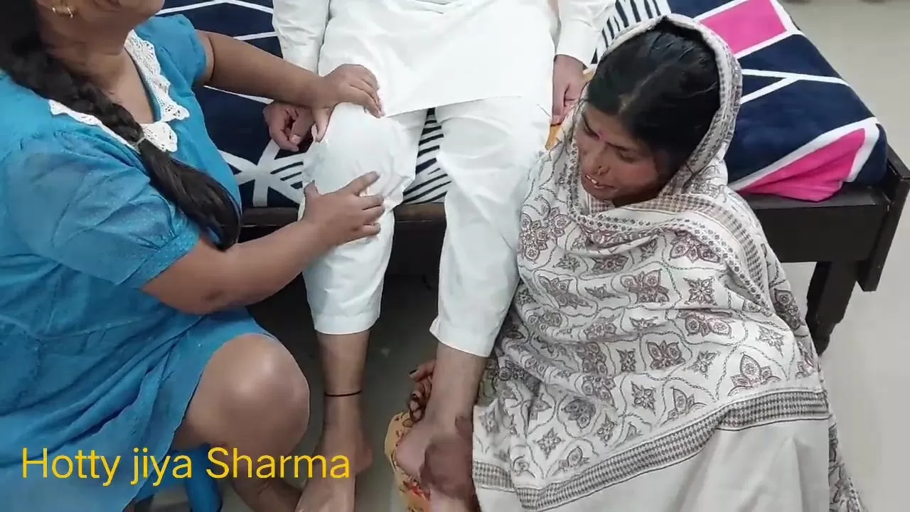 Budhi Maa Sexy Video - Budhi Maa Ne Apni Beti ko Karza Maaf Krwane Ke Liye Jameendaa Se Chudwaya  watch online