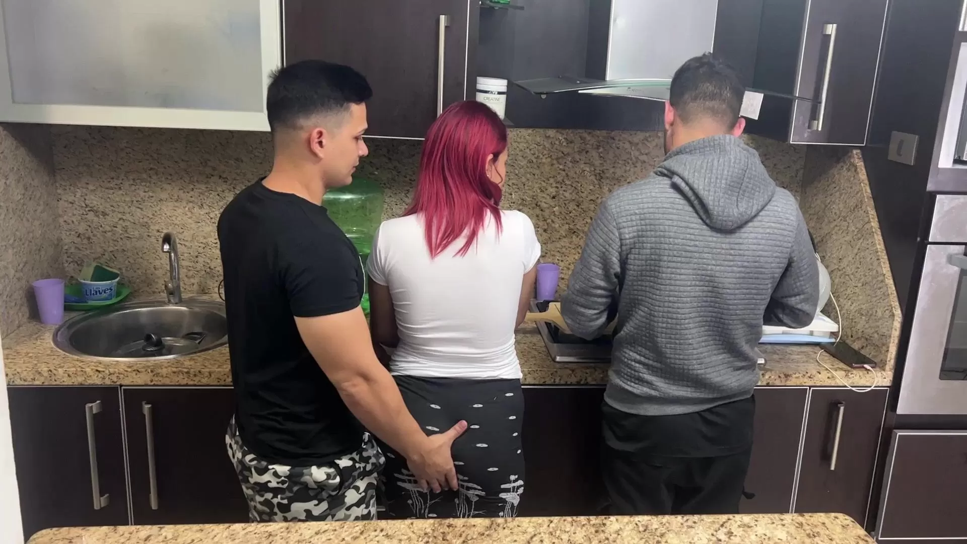 cheting wife in front her hasbendkitchine