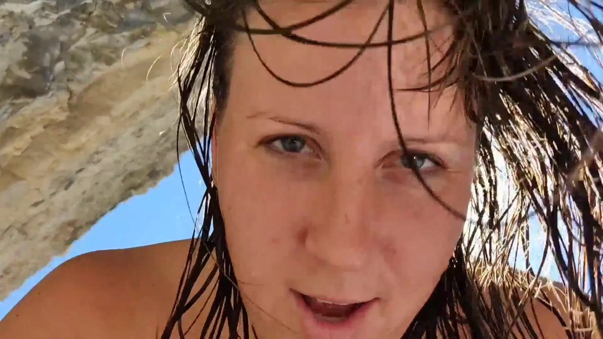 Жена сосёт укратко у соседа пока муж купается на пляже порно видео