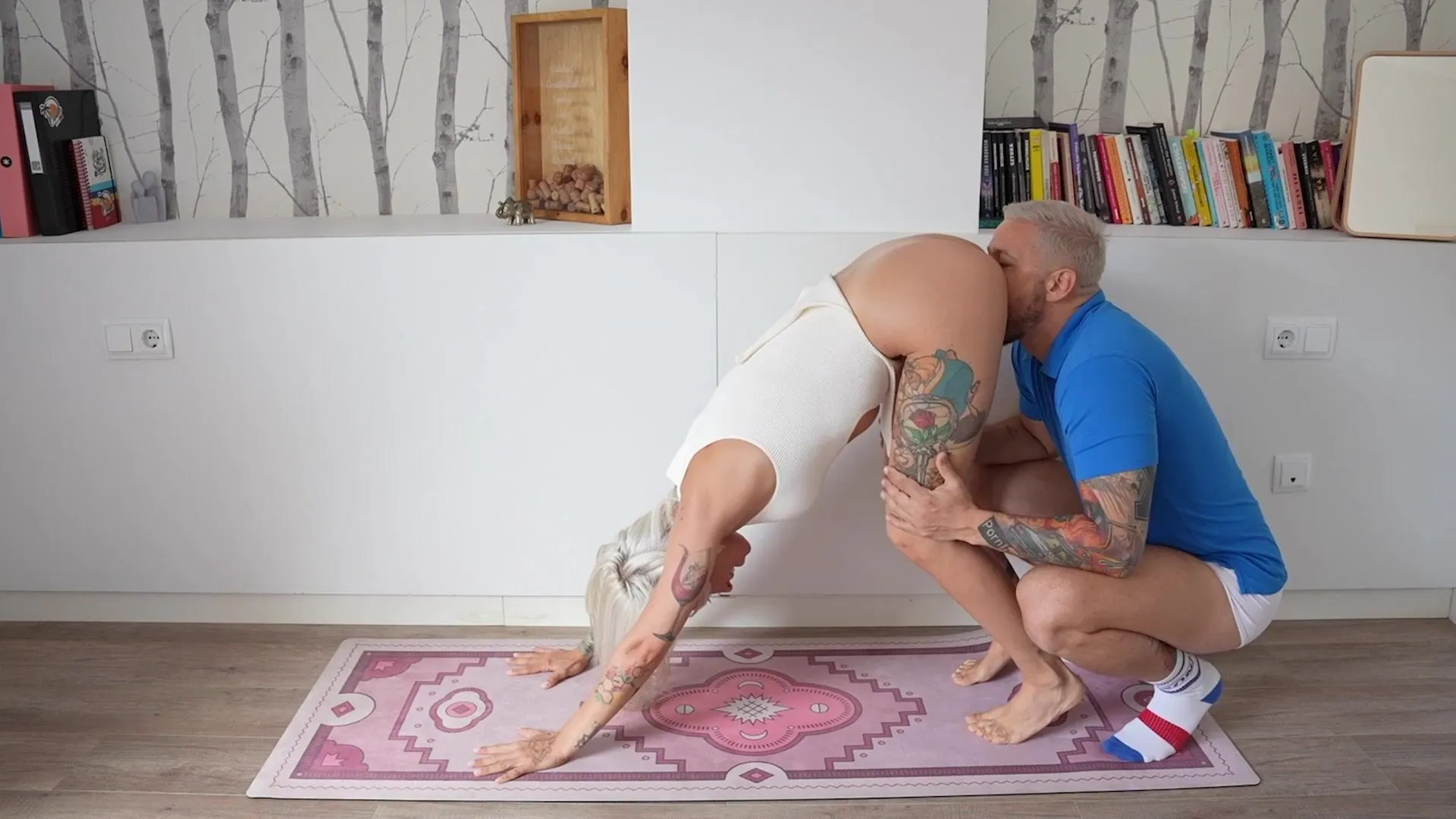 Голая йога - растяжка наших тел и ее киски смотреть онлайн