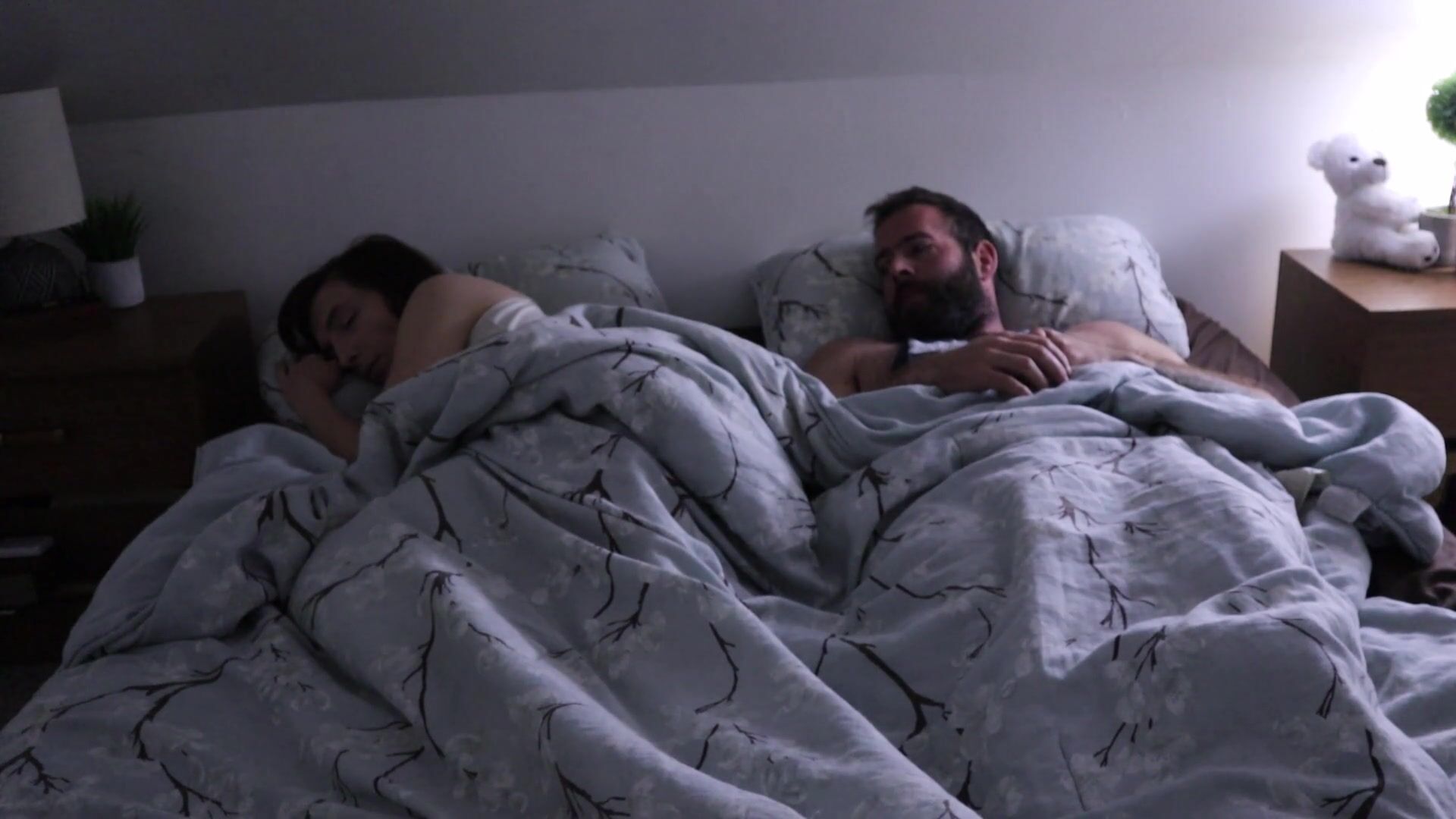 Поиск видео по запросу: Две пары в одной кровати