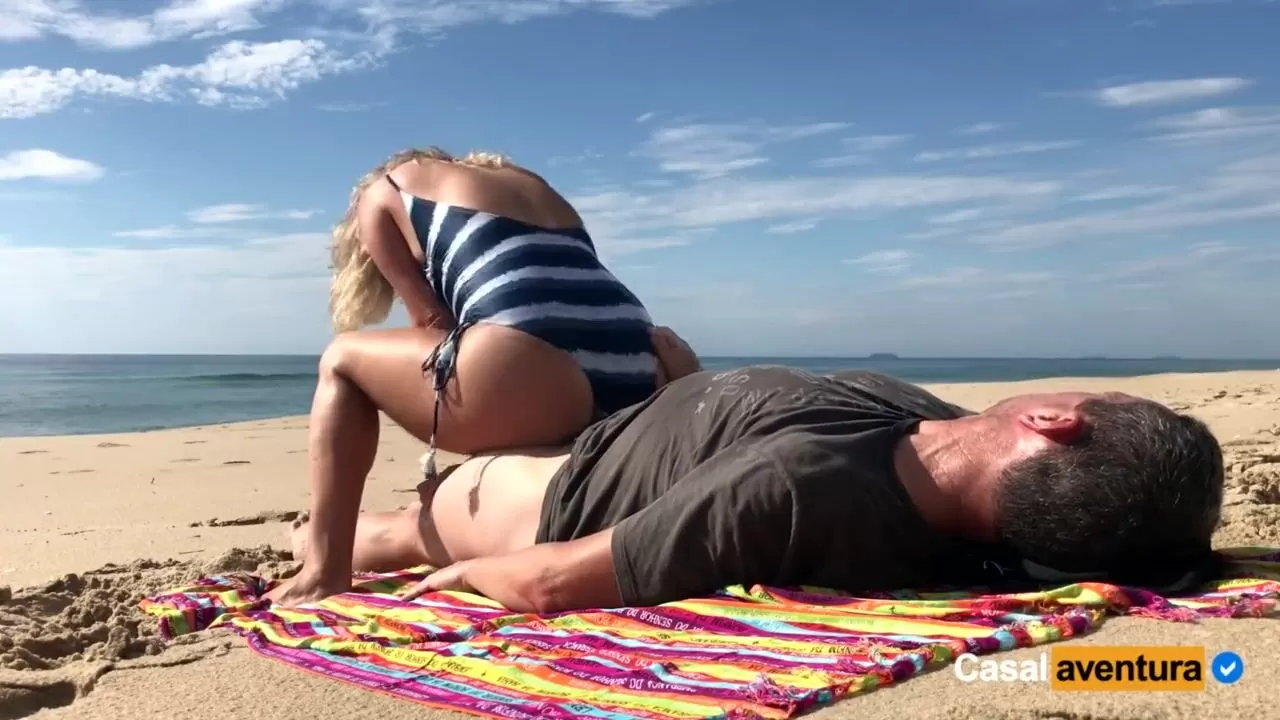 Секс публично на пляже - лучшее порно видео на chelmass.ru