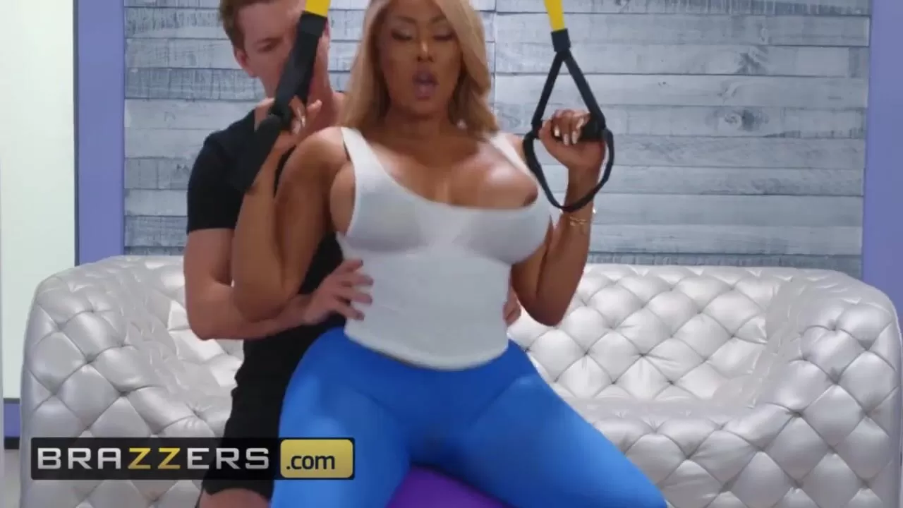 Brazzers - Extra Thicc Moriah Mills Takes White Cock смотреть онлайн