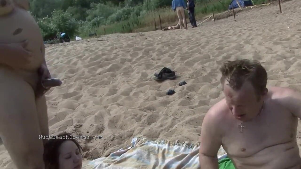 Trío al aire libre en la playa rusa ver en línea