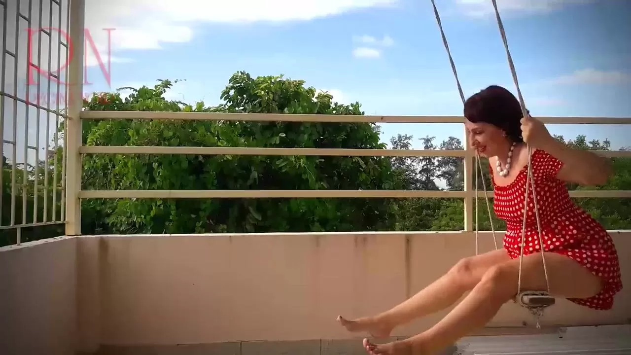 Dona de casa depravada a baloiçar sem cuecas num baloiço FULL VIDEO assistir online foto
