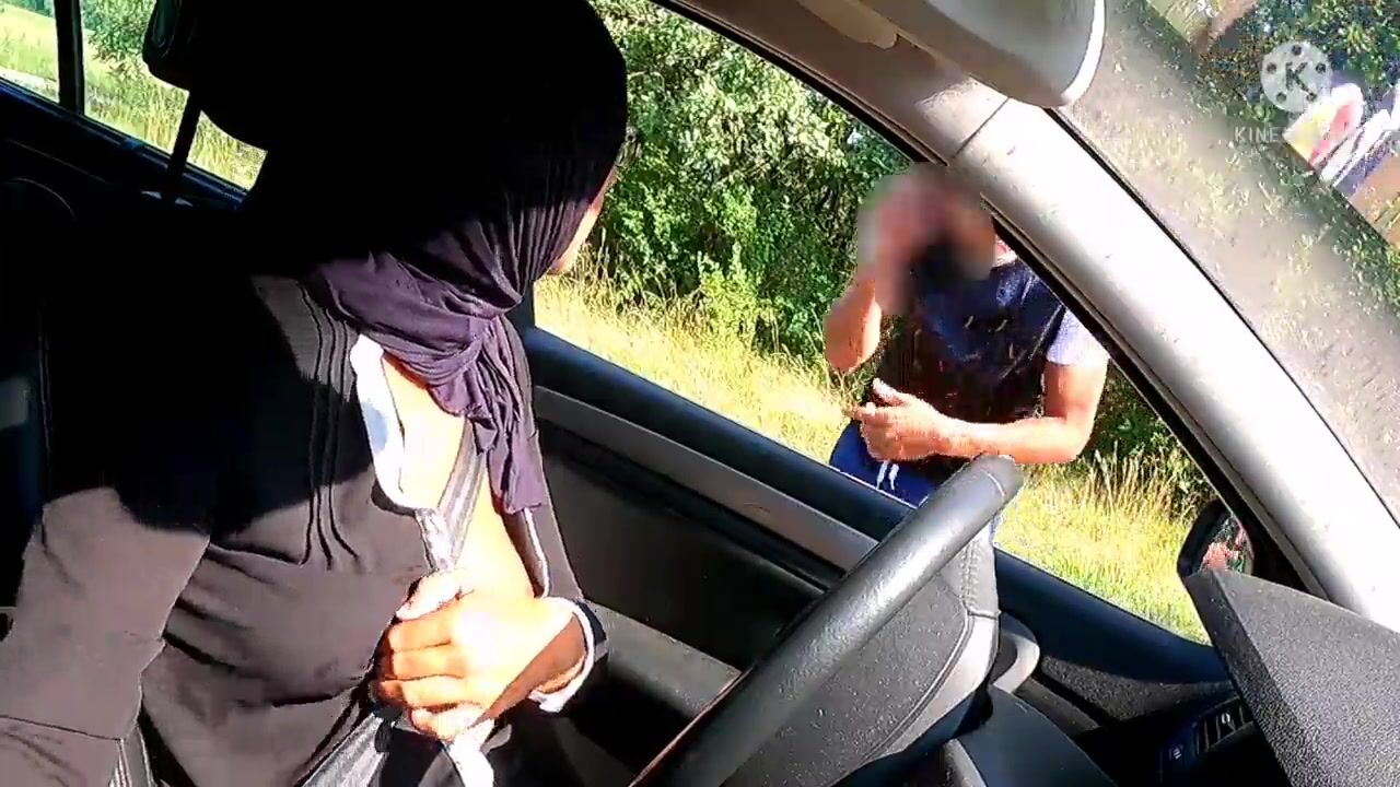 Cette musulmane infidèle demande son chemin, elle le trouvera sur le capot  de la voiture incroyablement dépouillée. regarder en ligne